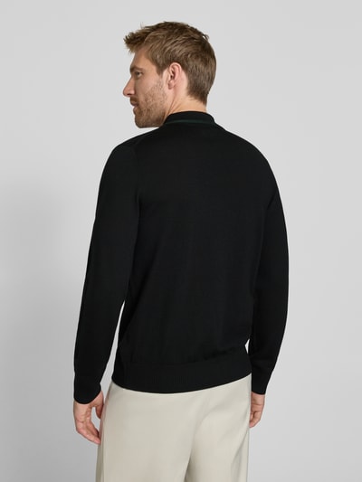 Männermodel trägt Regular Fit Poloshirt in Strick-Optik von Paul Smith in Schwarz, reine Wolle, Rückenansicht, Ganzkörperansicht Rückansicht.
