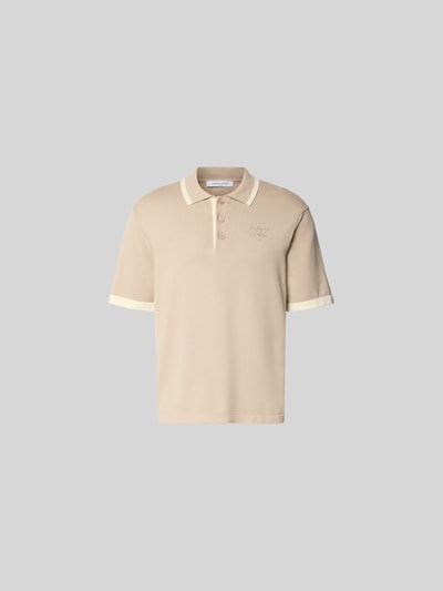 Produktfoto, Regular Fit Poloshirt aus Baumwolle von MAISON KITSUNÉ in Beige, Kurzarm, Strick-Optik, Polokragen, schlicht und modern