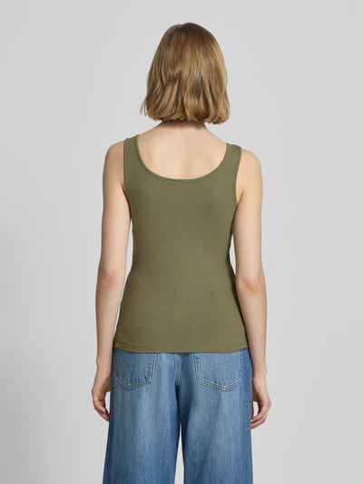 Frauenmodel trägt Slim Fit Tank Top aus Bio-Baumwoll-Mix Modell 'KITTE' von Pieces, Optik: Unifarben, Ripp-Textur, Ganzkörperansicht Rückansicht.
