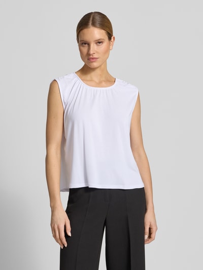 Frauenmodel trägt Loose Fit Blusentop aus Modal-Mix Modell 'FILLI' von Vero Moda, Optik: Unifarben, Rundhals, Ärmelform: Ohne, Materialverarbeitung: Stretch, Nahaufnahme Oberkörper.