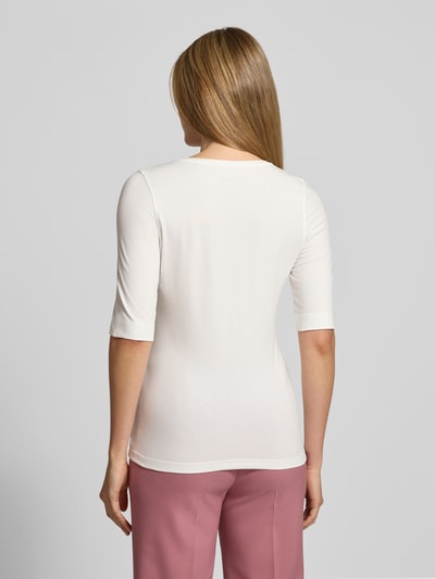 Frauenmodel trägt T-Shirt mit Stretch-Anteil Modell 'Serta' von Opus in Weiß aus Baumwoll-Elasthan-Mix, Halbarm, körpernahe Passform, Ganzkörperansicht Rückansicht.