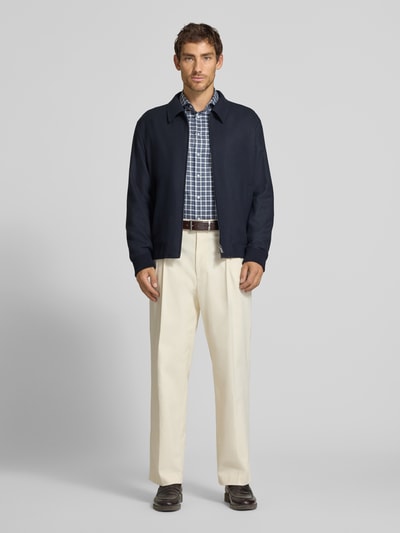 Männermodel trägt Regular Fit Business-Hemd aus Baumwolle von Christian Berg Men mit Haifischkragen, Ganzkörperansicht von vorne.