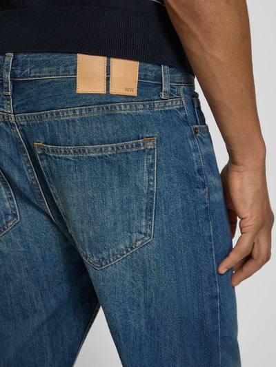Mężczyznamodel nosi Jeans im Used-Look Modell 'Type 2' od Wood Wood, bawełna, krój relaxed fit, szerokość w rozmiarze 32/32: 43 cm, długość nogawki od wewnątrz: 77 cm, perspektywa z tyłu zbliżenie na biodra