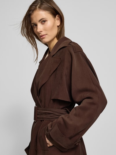 Frauenmodel trägt Mantel mit Reverskragen von Jake*s Casual in Dunkelbraun, Lockerer-Schnitt, Taillengürtel, Knopfverschluss, Eingrifftaschen, Ärmelriegel, Ganzkörperansicht von vorne. Rückenlänge 117 cm, Schulterbreite 54 cm, Brustweite 37 cm, Ärmellänge 60 cm.