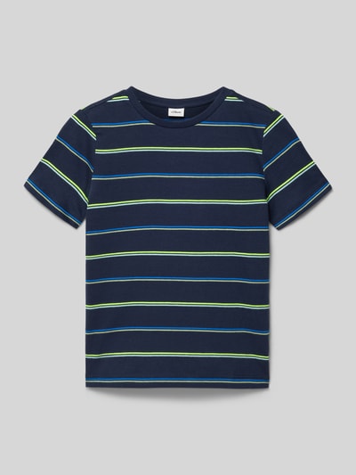 Produktfoto, Regular Fit T-Shirt aus Baumwoll-Mix von s.Oliver RED LABEL, Kinder T-Shirt mit Optik: Allover-Muster, Muster: Gestreift, Rundhals, Ärmelform: Kurzarm, Material: Baumwoll-Mix auf dunkelblauem Grund mit feinen, farbigen Streifen.