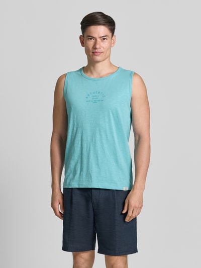 Männermodel trägt Tanktop mit Statement-Print und Rundhalsausschnitt von Lerros aus reiner Baumwolle, Regular-Fit, Vorderansicht Ganzkörperansicht.