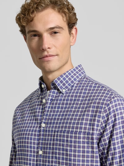 Männermodel trägt Regular Fit Freizeithemd mit Button-Down-Kragen von Christian Berg Men, Baumwolle, Allover-Karomuster, Nahaufnahme Oberkörper.
