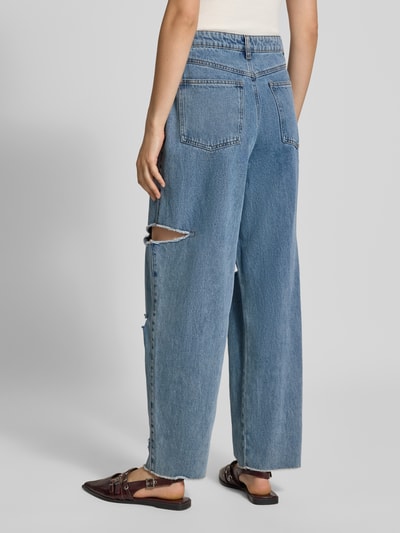 Männermodel trägt Jeans im Destroyed-Look mit Cut Outs von Karo Kauer, bawełna, krój relaxed fit, przetarcia, wycięcia, wpuszczane kieszenie, Szerokość w rozmiarze S: 37 cm, Długość wewnętrzna nogawki w rozmiarze S: 71 cm, Ganzkörperansicht Rückansicht.