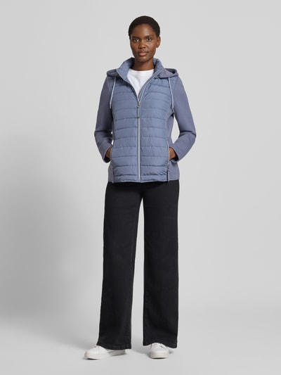 Vrouwenmodel draagt Steppjacke mit Kapuze und Reißverschlusstaschen van Christian Berg Woman Selection in regular fit, lichtblauw, met ritssluiting en ritszakken, volledige vooraanzicht