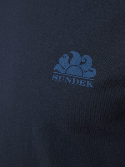 Produktfoto, Slim Fit T-Shirt aus reiner Baumwolle von Sundek in Dunkelblau mit Label-Print, feine Baumwollstruktur erkennbar
