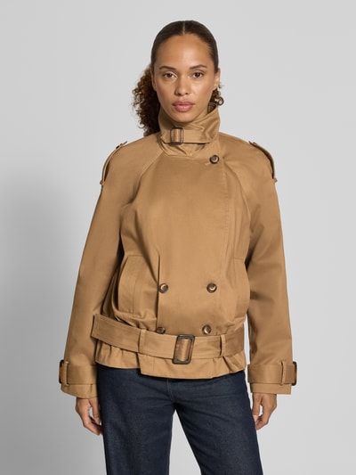 Frauenmodel trägt Regular Fit Jacke aus reiner Baumwolle Modell 'Winnie' von ba&sh in Camel, doppelte Knopfleiste, Reverskragen, Ganzkörperansicht von vorne. Rückenlänge 62 cm, Schulterbreite 42 cm, Brustweite 50 cm, Ärmellänge 74 cm bei Größe S.