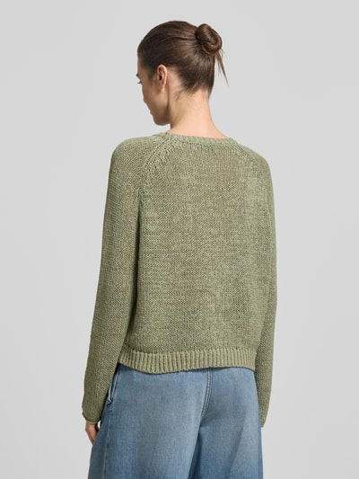 Frauenmodel trägt Oversized Strickpullover aus Baumwoll-Mix von Marc O'Polo, Optik: Unifarben, Passform: Oversized, Rundhals, Ärmelform: Raglanärmel, Rumpfabschluss: Gerippt, Materialverarbeitung: Strick, Material: Baumwoll-Mix, Ganzkörperansicht Rückansicht.