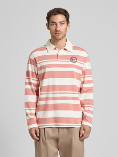 Męski model nosi Relaxed Fit koszulkę polo z bawełny ekologicznej model 'JACK' od SELECTED HOMME, efekt: wzór na całej powierzchni, kołnierzyk polo, zapięcie na 2 guziki, długi rękaw, dzianina dresowa; przód w całości.