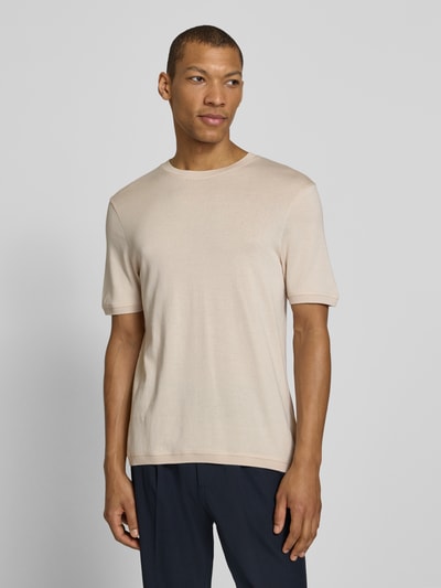 Mężczyznę prezentuje Regular Fit T-Shirt mit Rundhalsausschnitt Modell 'Badi' od CINQUE, bawełna, elastyczne rękawy, widok z przodu, ujęcie całej sylwetki.