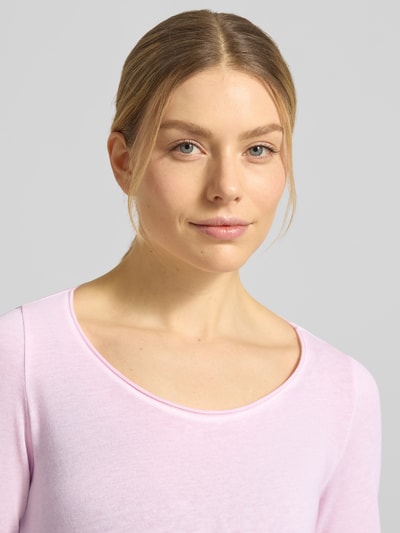 Frauenmodel trägt Longsleeve mit Rundhalsausschnitt von Smith and Soul in zartem Rosa aus Baumwoll-Mix, Regular-Fit, Label-Detail, Nahaufnahme Oberkörper.