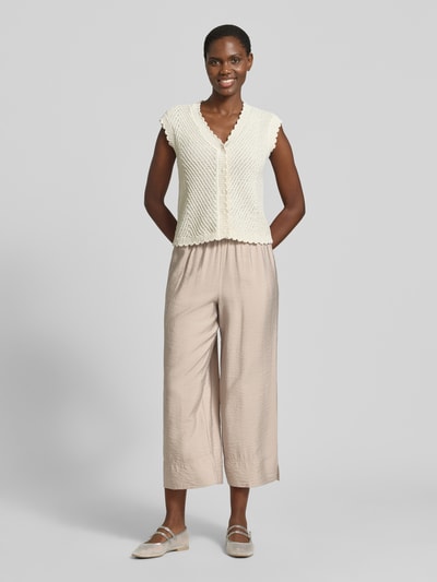Frauenmodel trägt Regular Fit Culotte aus Viskose-Mix von Tom Tailor in Optik: Unifarben, Passform: Regular-Fit, Tunnelzug, Popeline, seitliche Eingrifftaschen, Materialverarbeitung: Viskose-Mix, Ganzkörperansicht von vorne.
