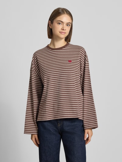 Frauenmodel trägt Relaxed Fit Sweatshirt mit Baumwoll-Anteil von REVIEW, elastyczna mieszanka materiałów, wyhaftowane logo, okrągły dekolt, z długim rękawem, długość tyłu w rozmiarze S: 52 cm, brązowe i beżowe paski, miękka tekstura, Ganzkörperansicht von vorne