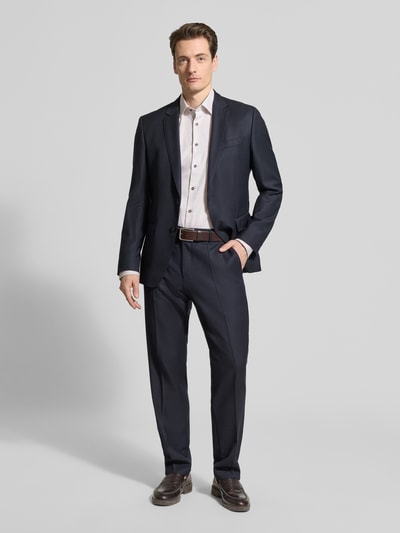 Männermodel trägt Body Fit Business-Hemd mit Kentkragen von OLYMP Level Five aus Baumwoll-Elasthan-Mix, Ganzkörperansicht von vorne. Rückenlänge 83 cm, Schulterbreite 44 cm, Ärmellänge 73 cm, Knopfleiste.
