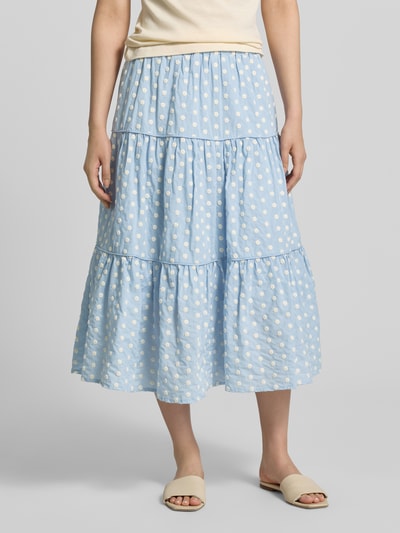 Frauenmodel trägt hellblauen Midirock im Stufen-Look Modell 'Morning' von LOLLYS LAUNDRY aus reiner Baumwolle, A-Linie, Nahaufnahme Unterkörper. Bundweite bei Größe S: 37 cm, Gesamtlänge bei Größe S: 79 cm.