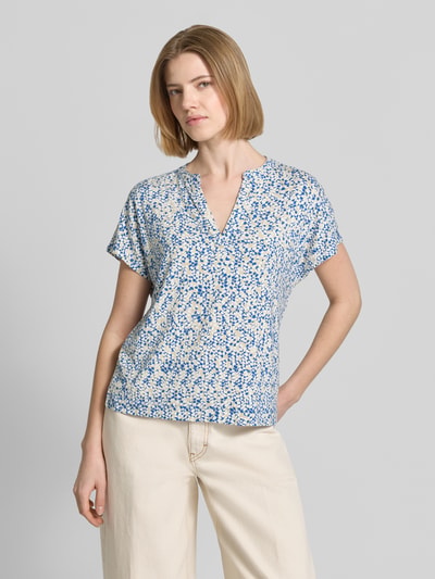 Frauenmodel trägt Relaxed Fit T-Shirt aus Viskose-Mix von s.Oliver RED LABEL mit floralem Allover-Muster, Henley-Ausschnitt, Jersey-Struktur, kurzarm, Ganzkörperansicht von vorne.