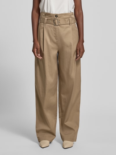 Frauenmodel trägt Regular Fit Weite HOSE mit integriertem Gürtel von Marc O'Polo, Optik: Unifarben, Lyocell-Mix, Ganzkörperansicht von vorne.