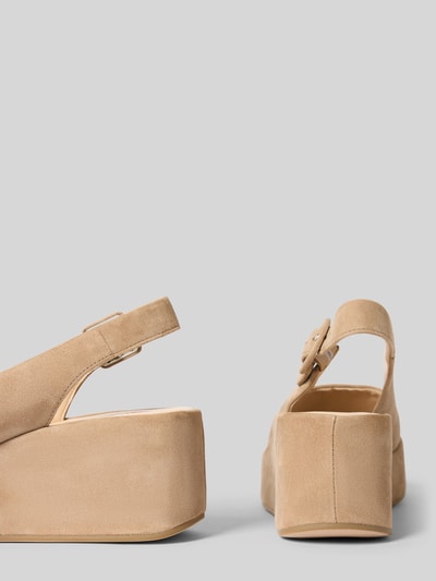 Produktfoto, Wedges aus Leder mit Keilabsatz mit Plateau von Högl, echt leer, afgerond model, riem met doornsluiting, gladde zool, hakhoogte maat 39: 7 cm, schachtbreedte maat 39: 5 cm, beige kleur, zachte textuur