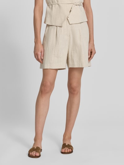 Frauenmodel trägt Shorts aus Ramie-Mix mit Biesen Modell 'Sega' von Neo Noir, Ramie-Baumwoll-Mix in Natur, Straight Fit, Nahaufnahme Unterkörper.