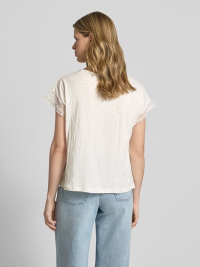 Frauenmodel trägt Regular Fit T-Shirt aus reiner Baumwolle Modell 'NAIN' von Pepe Jeans, unifarben, kurze Ärmel mit Fransen, Ganzkörperansicht Rückansicht.