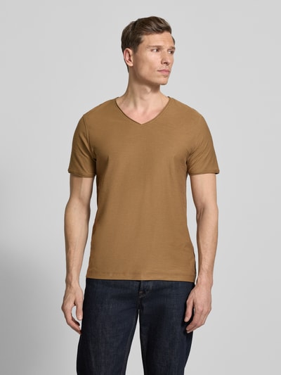Männermodel trägt T-Shirt mit geripptem Rundhalsausschnitt von MCNEAL, Regular-Fit, Rückenlänge 65 cm, einfarbig braun, Ganzkörperansicht von vorne.