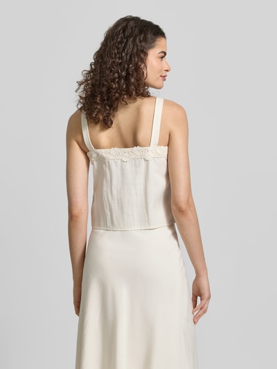Frauenmodel trägt Cropped Blusentop mit Häkelspitze von Jake*s Casual aus Lyocell-Mix mit Viskose-Anteil, cremefarben, Drapierungen, Ganzkörperansicht Rückansicht.