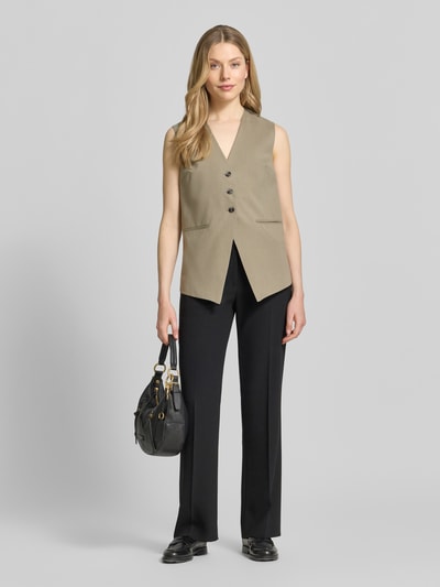 Frauenmodel trägt Weste mit Paspeltaschen Modell 'SATOVA' von Samsøe Samsøe in Beige und Schwarz, Regular Fit, Ganzkörperansicht von vorne.