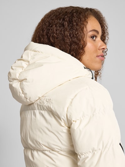 Superdry Pikowana kurtka o kroju regular fit z wytłoczonym logo model ‘Sports’ Złamany biały 3