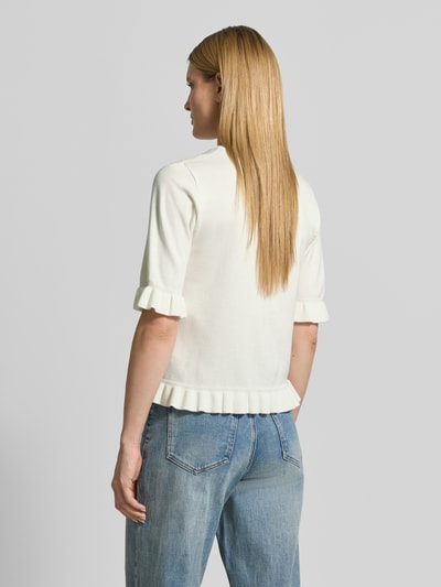 Frauenmodel trägt Regular Fit T-Shirt aus Viskose-Mix Modell 'Katie' von FREE/QUENT in Creme mit Rüschenbesatz, Strick-Optik, Halbarm, Ganzkörperansicht Rückansicht.