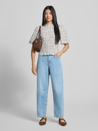 Frauenmodel trägt Regular Fit Barrel Jeans aus Baumwoll-Mix von s.Oliver RED LABEL in hellblau, lockere Passform, Ganzkörperansicht von vorne. Damen Barrel Jeans von s.Oliver RED LABEL.