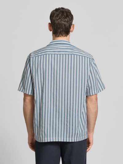Männermodel trägt Relaxed Fit Freizeithemd aus Bio-Baumwoll-Modal-Mix Modell 'RELAXAIR' von SELECTED HOMME, Optik: Unifarben, Ganzkörperansicht Rückansicht.