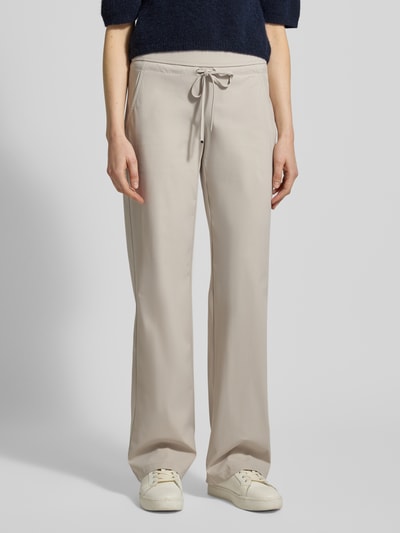 Kobiece modelka nosi Straight Leg Jogpants aus Hightech Jersey Modell 'CANDICE' od Raffaello Rossi, beżowe spodnie, elastyczny pas, wiązanie, szerokość w rozmiarze 36: 40 cm, długość wewnętrzna nogawki w rozmiarze 36: 84 cm, spodnie materiałowe, widok na całe ciało z przodu
