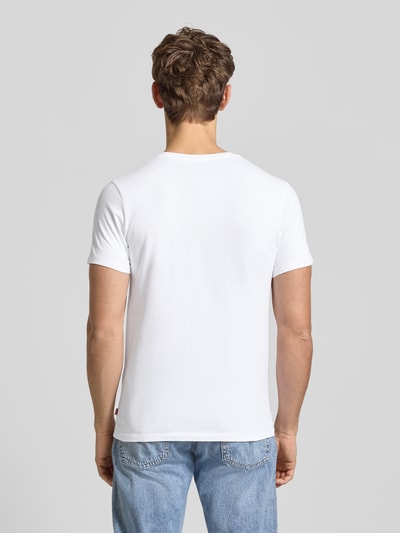 Männermodel trägt T-Shirt mit Label-Print im 2er-Pack von Levi's®, weiße Baumwolle, Regular Fit, Rückansicht, Ganzkörperansicht.