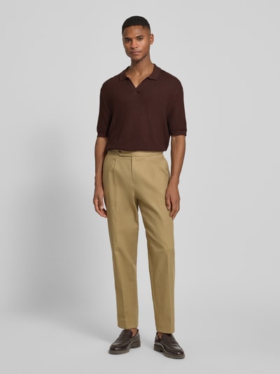 Männermodel trägt Regular Fit Poloshirt aus reiner Baumwolle Modell 'H-Natalo' von BOSS in Flechtoptik, Strukturmuster, Ganzkörperansicht von vorne.