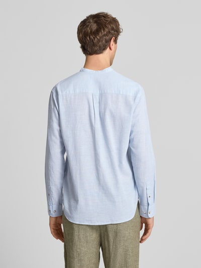 Männermodel trägt Regular Fit Freizeithemd aus Baumwoll-Leinen-Mix von Jack & Jones, hellblau, Modell SUMMER LINEN BLEND, Ganzkörperansicht Rückansicht.