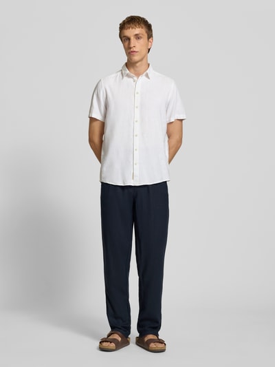 Männermodel trägt Wide Fit Leinenhose mit Viskose-Anteil Modell 'Malvin' von Blend in Dunkelblau, elastischer Bund, Ganzkörperansicht von vorne, Innenbeinlänge 76 cm, Bundweite 38 cm, Gesäßtasche, Leinen-Mix.