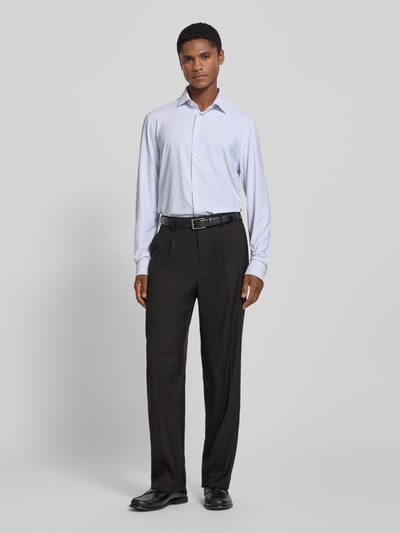 Männermodel trägt Slim Fit Business-Hemd mit kentkraag van Jake*s, elastische materiaalmix, knoopsluiting, wit met zwart, Ganzkörperansicht van voren.