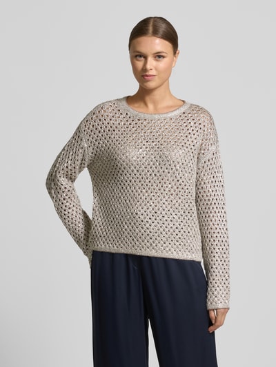 Vrouwenmodel draagt 'Strickpullover mit Lochstickerei' van Betty Barclay in beige met katoenmix, regular fit, geribde ronde hals, voorkant bovenlichaam close-up.