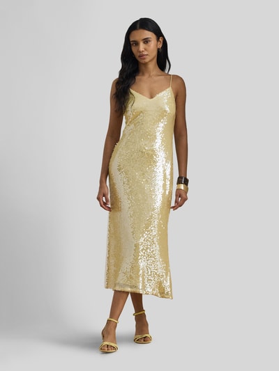 Frauenmodel trägt Cocktailkleid mit Pailletten von Lauren Ralph Lauren in metallic Gold, schmale Passform, Midi-Länge, Spaghettiträger, Ganzkörperansicht von vorne.