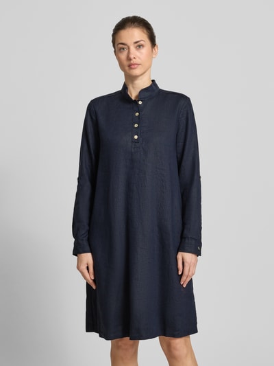 Frauenmodel trägt Leinenkleid mit Stehkragen und kurzer Knopfleiste von Christian Berg Woman in Dunkelblau, Gerader-Schnitt, Knielänge, Reine Leinen, Ärmel mit fixiertem Aufschlag, Rückenlänge 99 cm, Brustweite 49 cm, Ärmellänge 63 cm, Ganzkörperansicht von vorne.