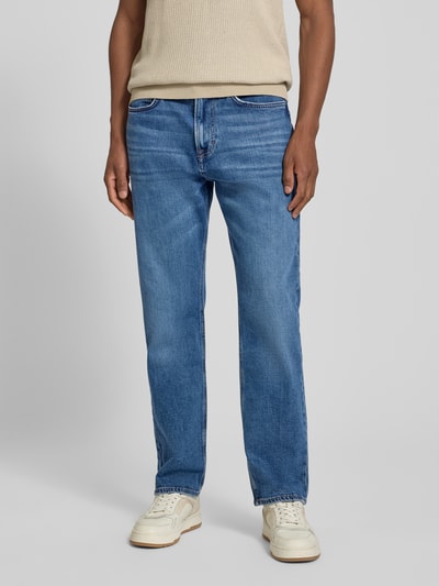 Mannenmodel draagt Regular Fit Jeans met steekzakken model 'Ray' van JOOP! uit mix van katoen en elastaan, regular fit, vooraanzicht, bandwijdte 43 cm, binnenbeenlengte 78 cm.