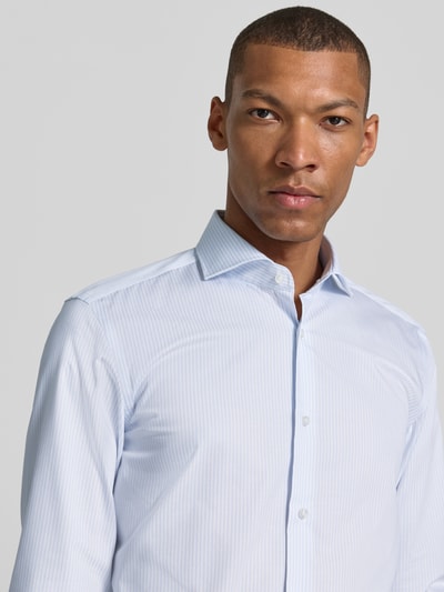 Männermodel trägt hellblau-weiß gestreiftes Slim-Fit Businesshemd aus reiner Baumwolle Modell 'H-HANK-SP-B1' von BOSS, Nahaufnahme Oberkörper, Herren Businesshemd.