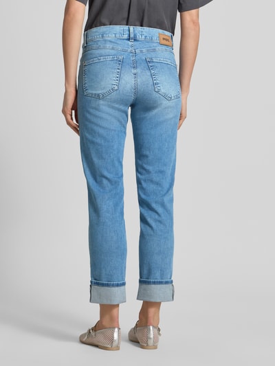 Frauenmodel trägt Jeans in verkürzter Passform mit Stitchings Modell 'CIRA BOHO' von Angels, hellblauer Baumwoll-Mix, Ganzkörperansicht Rückansicht
