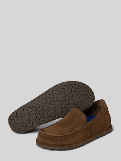 Produktfoto, Loafer aus echtem Veloursleder Modell 'Utti' von Birkenstock in Braun, abgerundete Passform, profilierte Sohle, Absatzhöhe 5 cm, Schafthöhe 6 cm, Schaftweite 6 cm