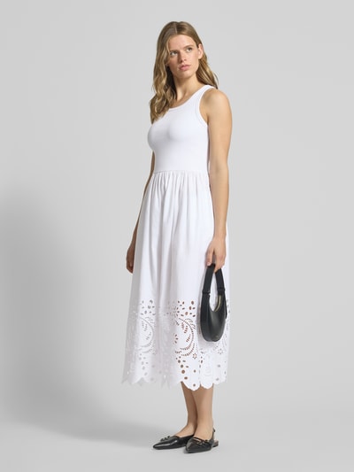 Frauenmodel trägt A-Linie Midikleid aus Baumwoll-Mix Modell 'NAOMI' von Pepe Jeans in Optik: Unifarben mit Lochstickerei, Muschelsaum, breite Träger, Ganzkörperansicht von vorne.