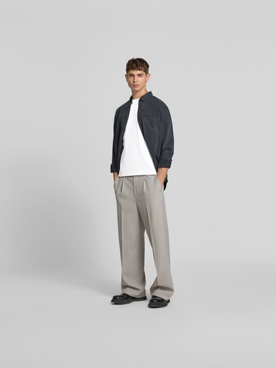 Männermodel trägt Slim Fit T-Shirt aus Baumwoll-Mix von Filippa K in Weiß, mit Rundhalsausschnitt, kurzärmelig, Ganzkörperansicht von vorne.